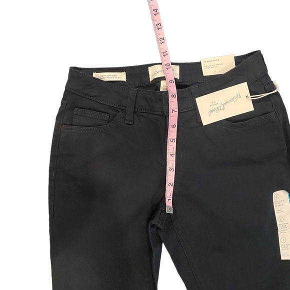 Universal Thread NWT Mid-Rise Curvy Skinny No Fade Black Jeans 2 | 26 Waist - Picture 8 of 12